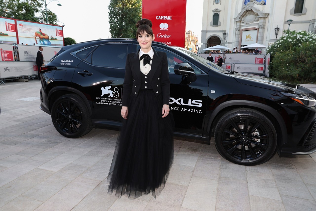 Winona Ryder arrive in a Lexus